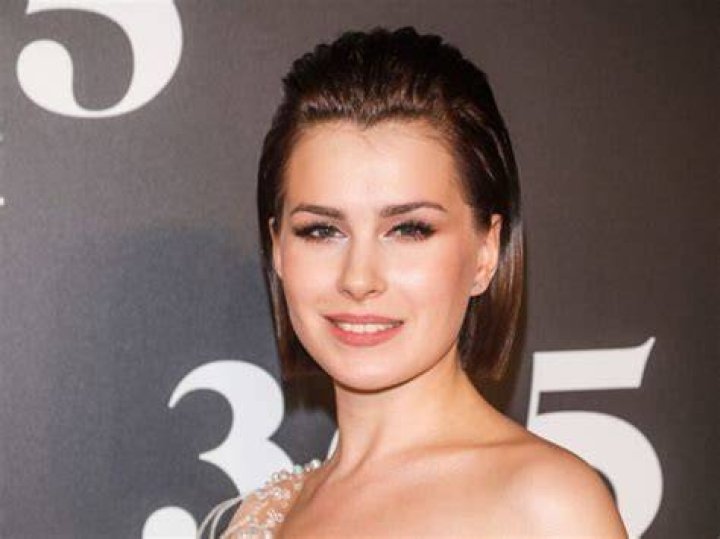 
Anna-Maria Sieklucka is a Polish Actress, Singer and Dancer – Meet Her 
