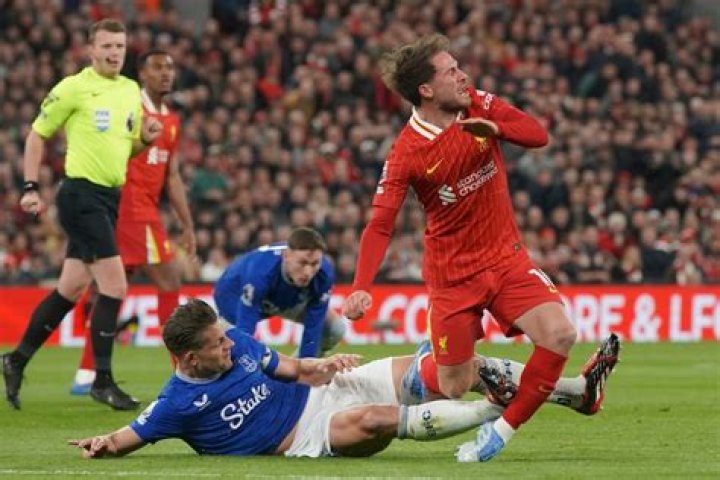 
Antony gets in fight with Lewis Dunk after hard foul on Mac Allister in Manchester United vs Brighton game: Watch 