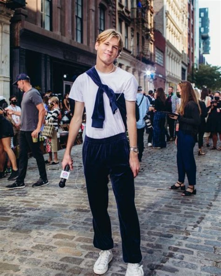 
Davis Burleson Height, Weight, Net Worth, Age, Wiki, Who, Instagram, Biography 