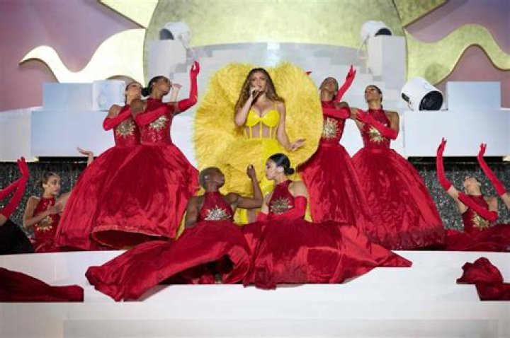 
“Greatest to ever step on any stage”: Beyonce Dubai concert footage sends fans into a frenzy 