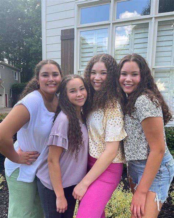 Haschak Sisters Height, Age, Family, Biography, Wiki, Net Worth