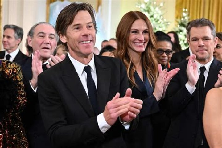 
Julia Roberts and Husband Danny Moder Are All Smiles at Kennedy Center Honors 