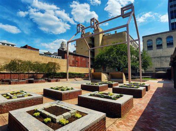 
Ken Burns Documenatry: Benjamin Franklin House In Philadelphia, Where Did He Live And Where Was He Born? 