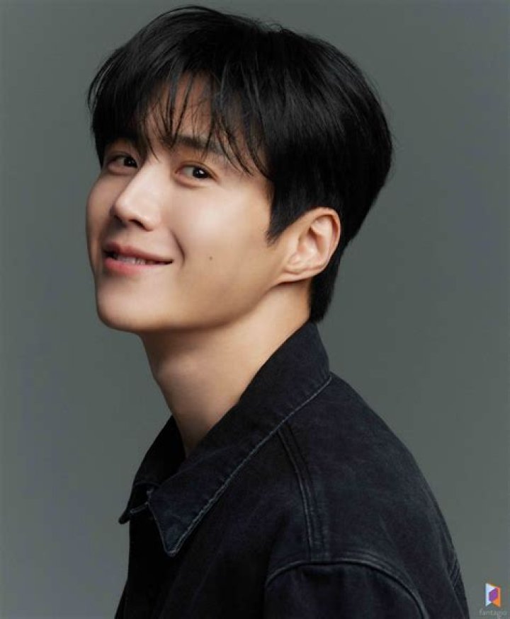 
Kim Seon-ho Will Make His Acting Debut With A Spectacular Transformation 