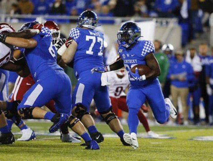 
Running Back Kavosiey Smoke Is From Wetumpka Alabama: Here Are Top 10 Facts About The Footballer 