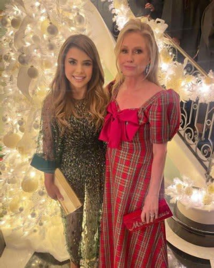 “This looks like a completely different person”: Paula Abdul Instagram Christmas photo leaves fans confused