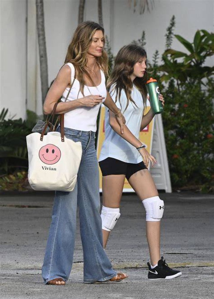 
Tom Brady Takes Kids Out for Pizza After They Return from Costa Rica Trip with Mom Gisele Bündchen 