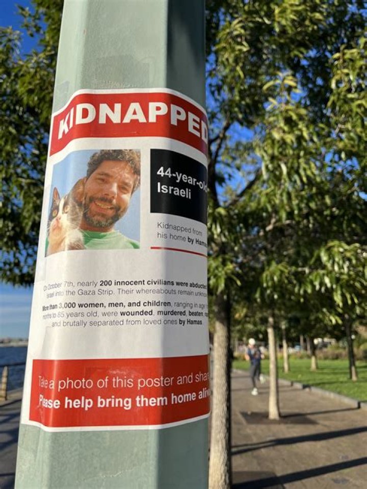 
Who is Kenneth Foster? Man spotted harassing Jews who were hanging posters of kidnapped Israeli civilians by Hamas 